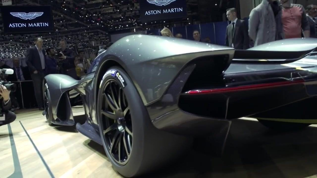 Aston Martin Valkyrie синего цвета